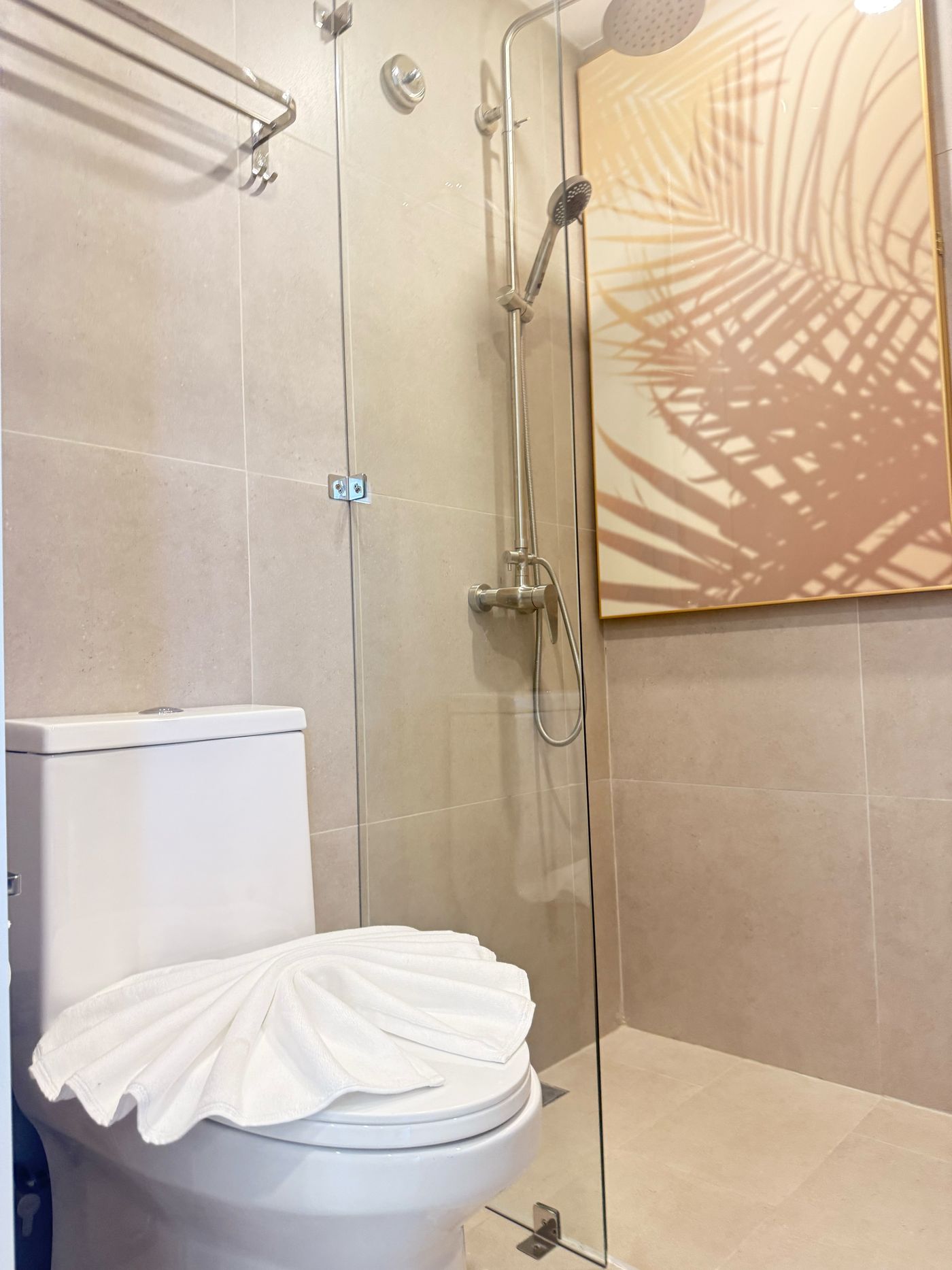 Deluxe Suite 8