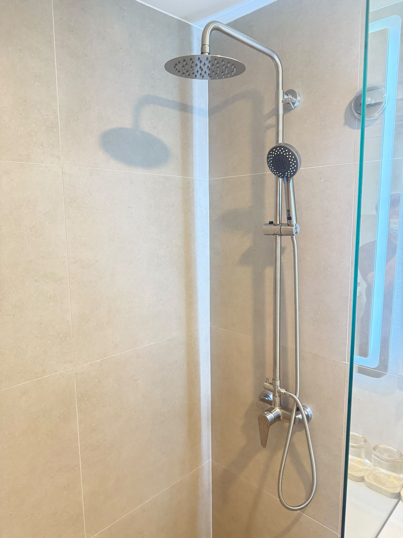 Deluxe Suite 9