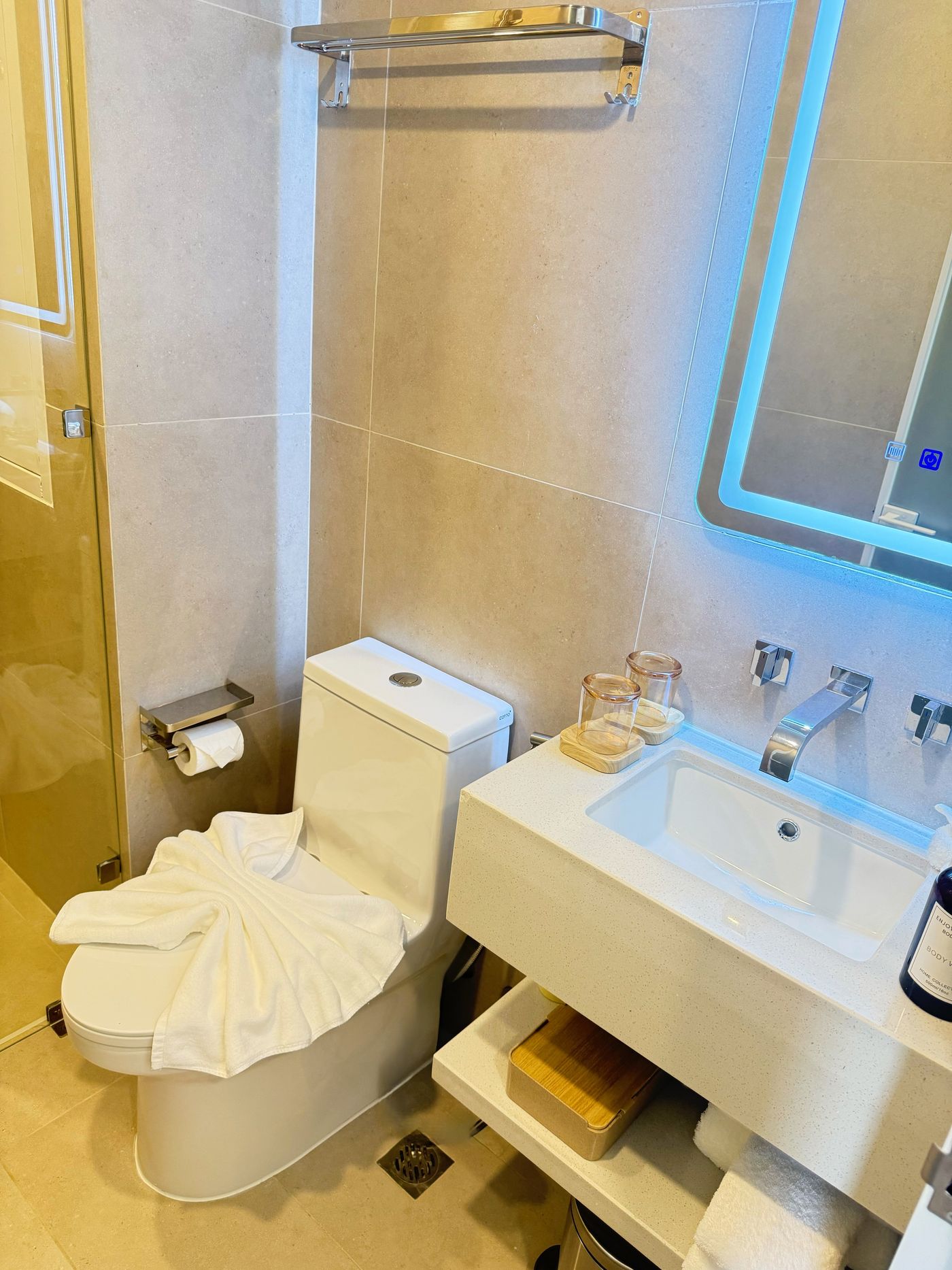 Premium Pool View Suite 5