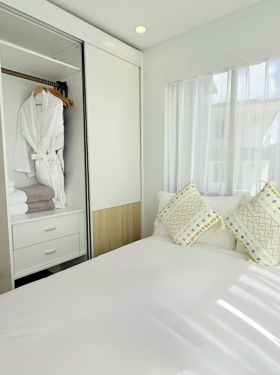 Superior Pool Suite 1